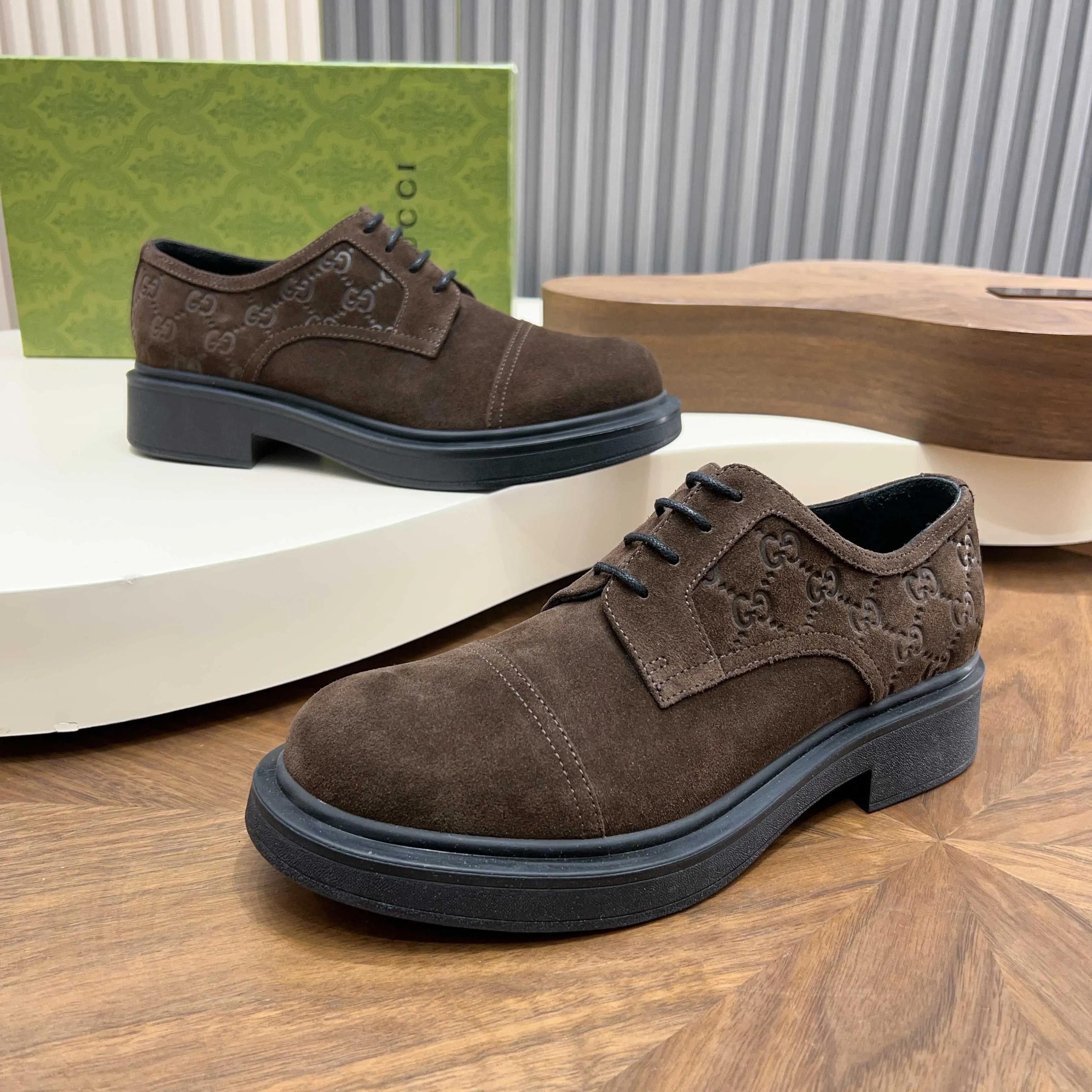 💰780 Gucci/Gucci new men’s lace-up shoes with GG details, matte cow leather derby shoes! The design of this men's lace-up shoe is rooted in the brand's heritage. Crafted from premium waxed cow leather, it is embellished with GG printed embossed suede leather details, a nod to Gucci's iconic monogram. The rubber sole decorated with GG pattern adds a touch of modern fashion to this design. Typical three-joint style design. European and American classic version, full calfskin lining. The overall upper texture is soft and the lining is comfortable and breathable. 2CM thickened soft rubber sole, easy to control. Versatile and stylish upper foot, multiple colors available to meet different matching needs, complete package! Size: 39-40-41-42-43-44 leather shoe size (38.45.46 can be customized)